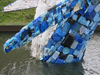 840575 Afbeelding van het lijf van de plastic walvis 'Skyscraper' in de Stadsbuitengracht bij muziekgebouw ...